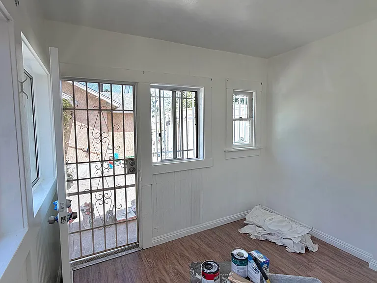1940 N Marengo Ave — Photo 16