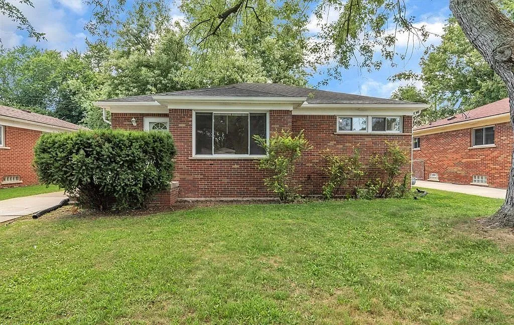 3 bed, 1.5 bath, 1002 sqft, $1,900 — Photo 2