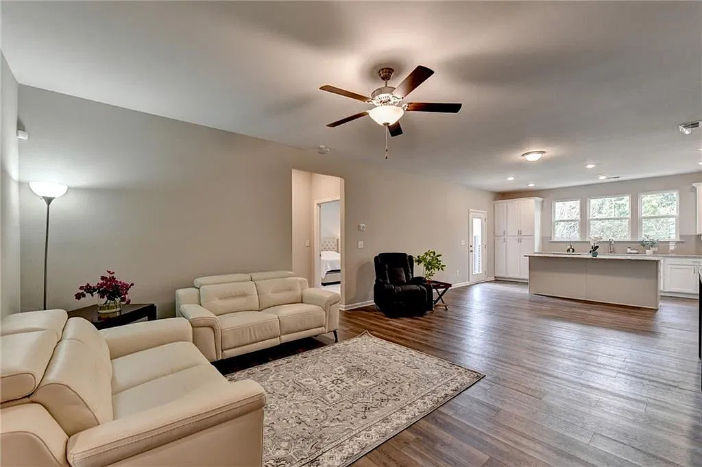 3 bed, 2.5 bath, 2562 sqft, $3,000 — Photo 4