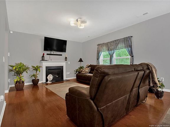4th image of 315 River Oak St