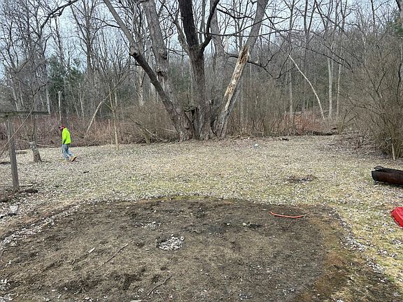 HUGE BACKYARD NEAR CREEK