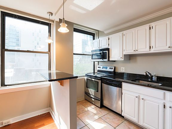3rd image of 1939 Chestnut St #4B