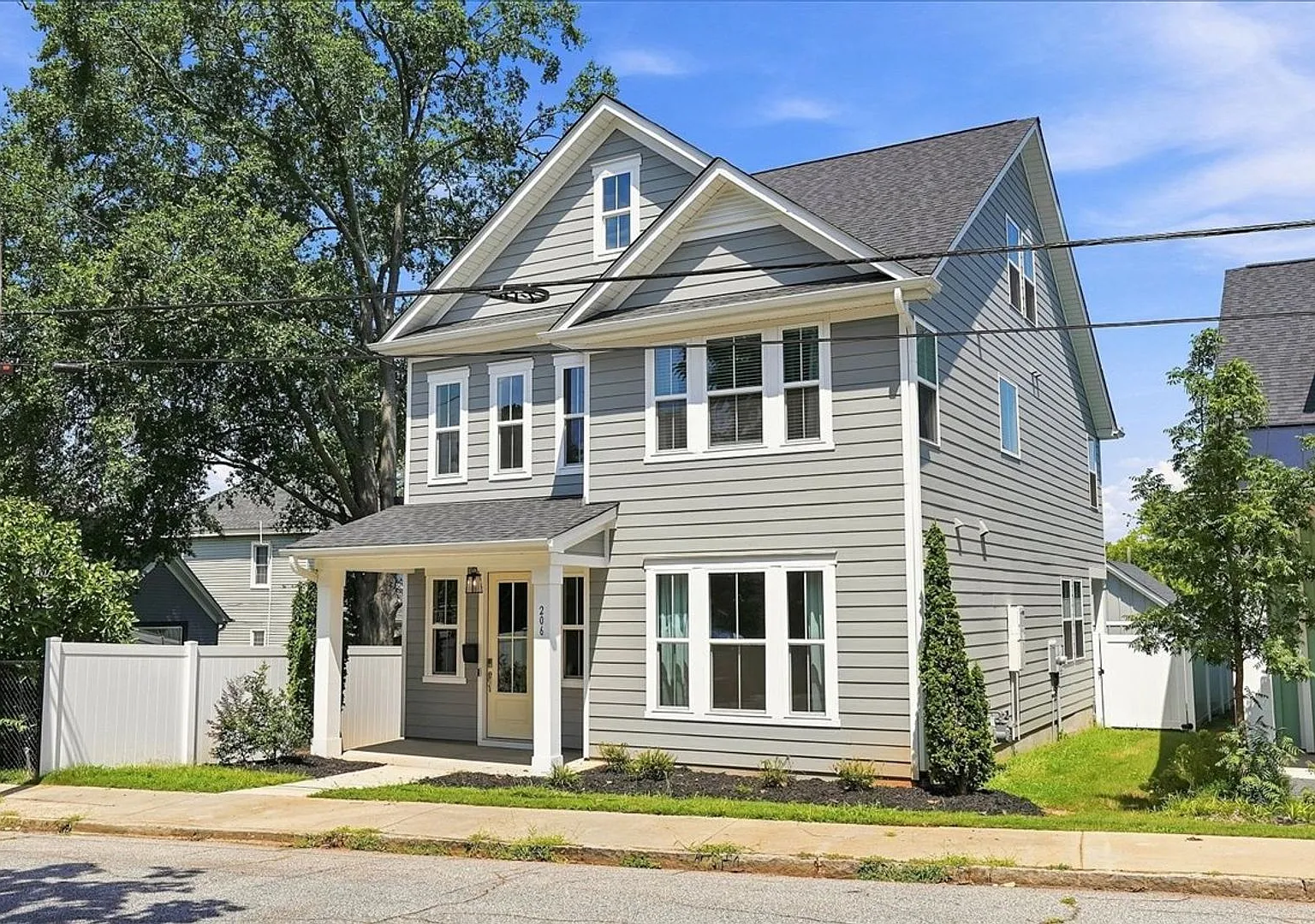 Beautiful 4 Bedroom, 3.5 bath townhome plus additional office/flex space! — Photo 1