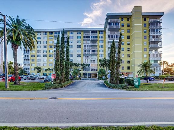 3rd image of 4400 Hillcrest Dr APT 506A