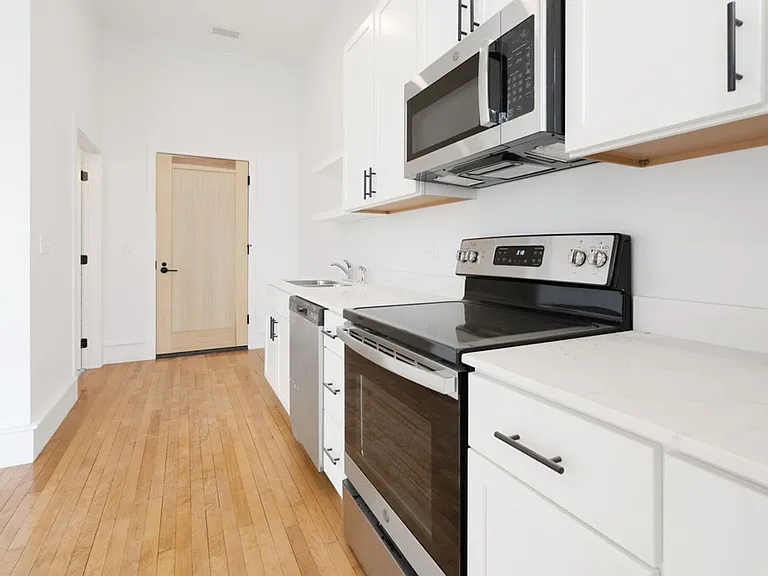 90 E Bremer Ave — Photo 7