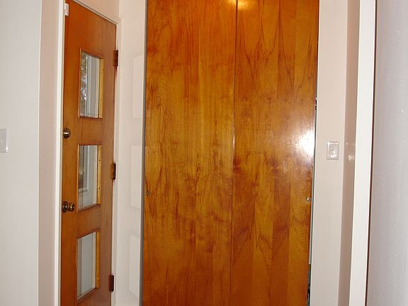 5th image of 136 Kirk Dr E