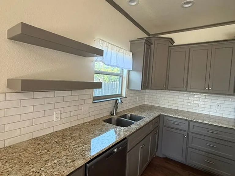 225 Scurry Ave — Photo 11