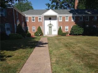 51 Robin Rd APT B2, West Hartford, CT 06119