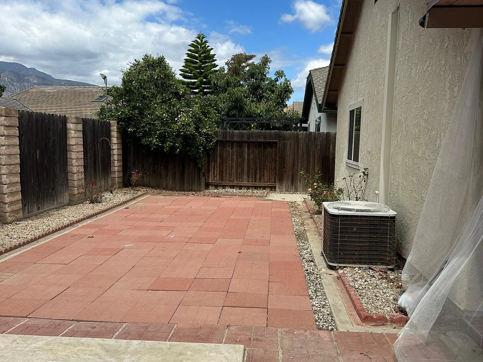 105 Surrey Way — Photo 3