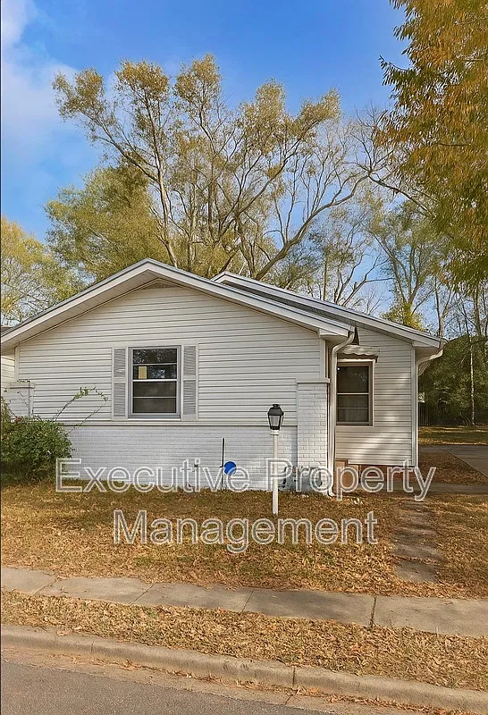 3 bed, 1.0 bath, 879 sqft, $800 — Photo 1