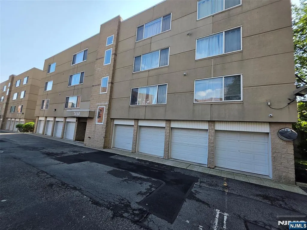 2 bed, 1.0 bath, $3,450 — Photo 3