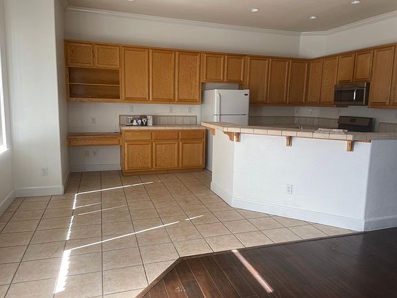 Eat in Kitchen with built in desk
