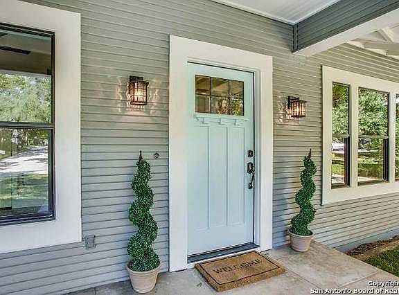 3rd image of 328 Blue Bonnet Blvd