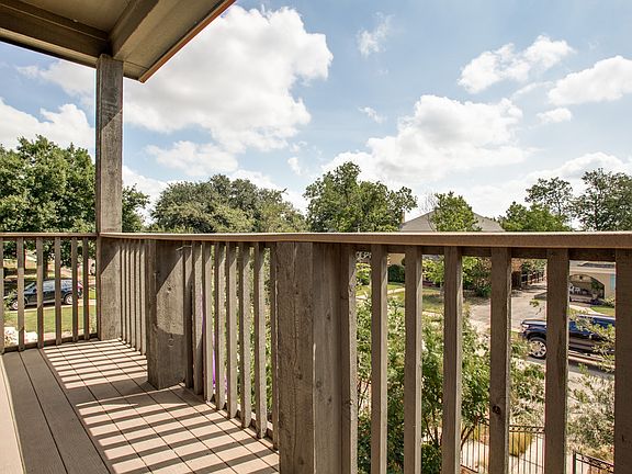 2712 Lubbock Balcony