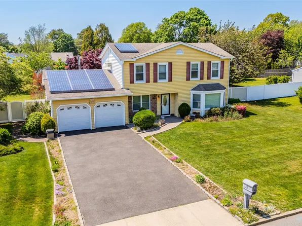 8 Lisa Court, Medford, NY 11763