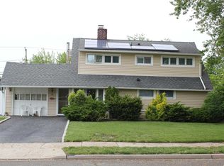 28 Meander Ln, Levittown, NY 11756