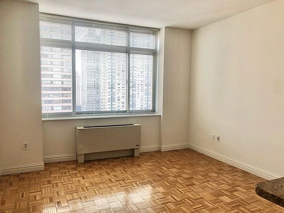 5th image of 1500 Lexington Ave APT 14C