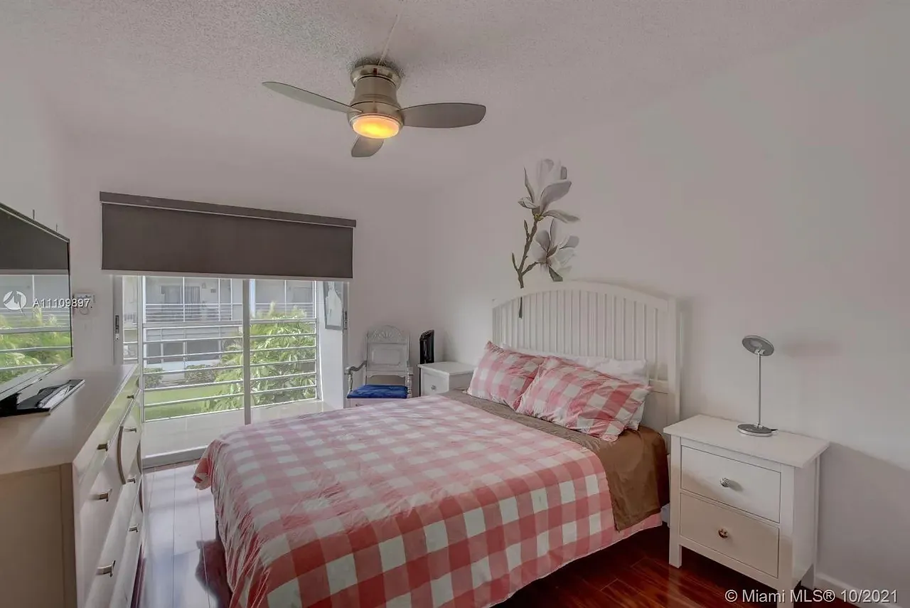 2 bed, 1.5 bath, 836 sqft, $1,800 — Photo 3