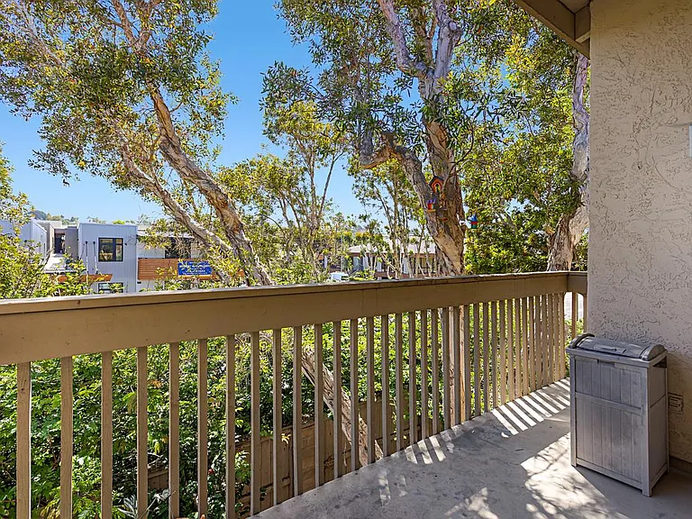 Deck that is attached to the kitchen