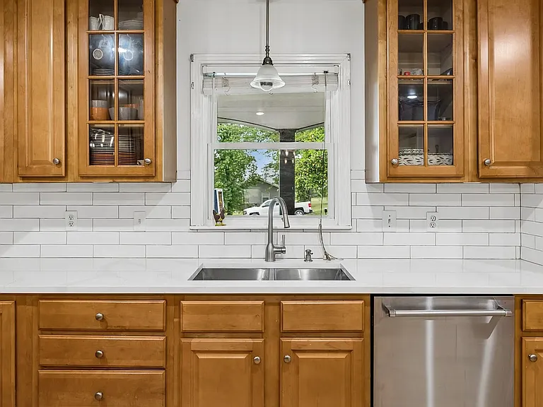 225 London Ln — Photo 10