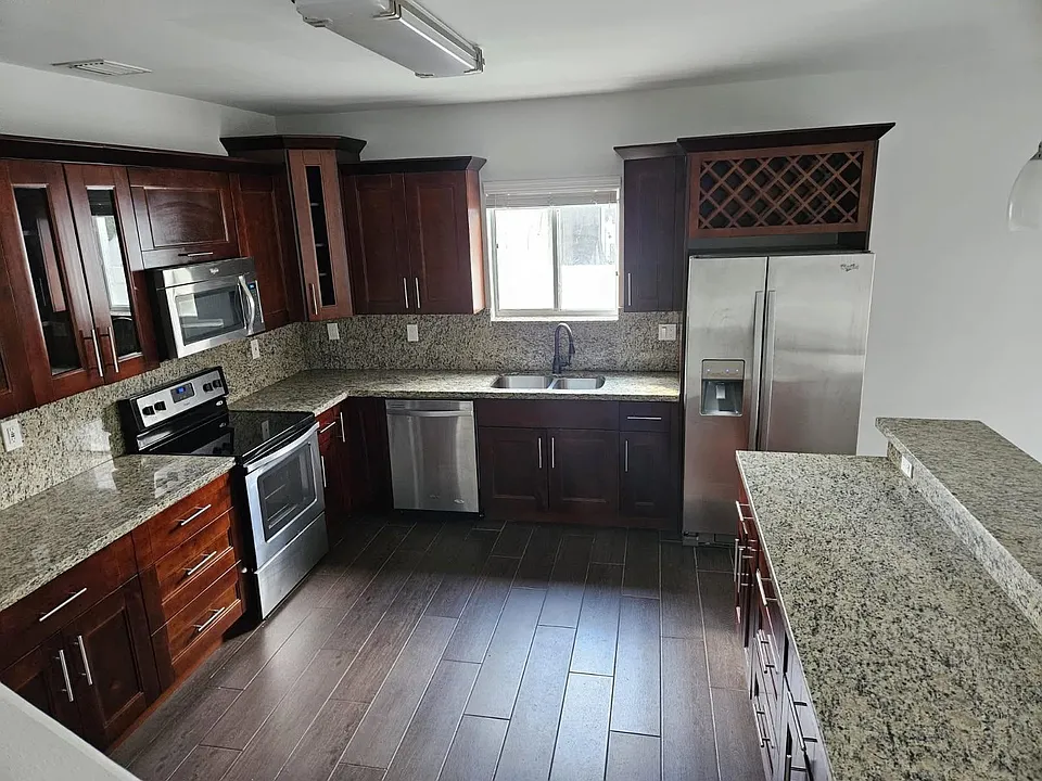 323 SW 11th St
