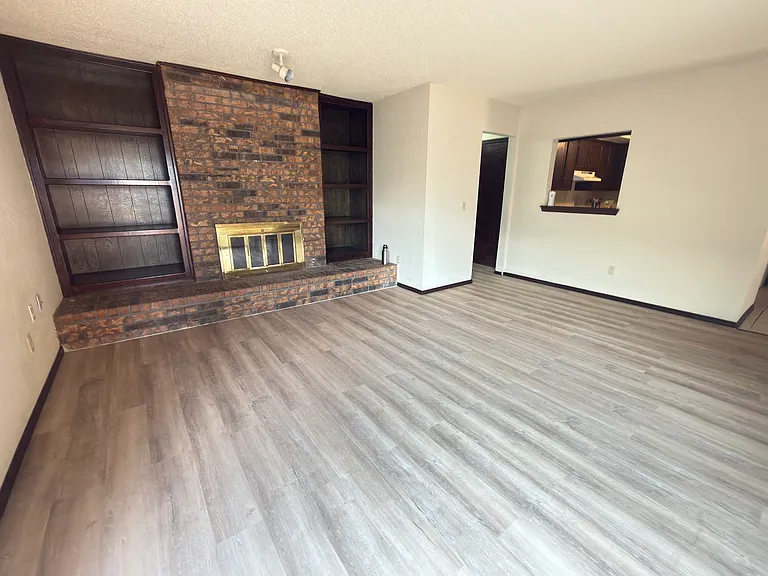 2531 W Hefner Rd — Photo 3