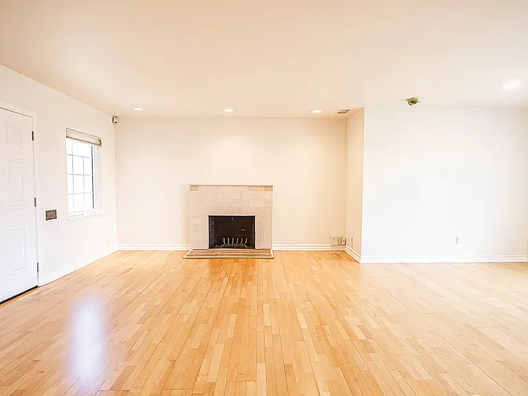 2024 Navy St — Photo 16