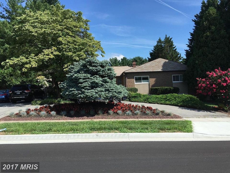 amazing extended ranch w circular driveway