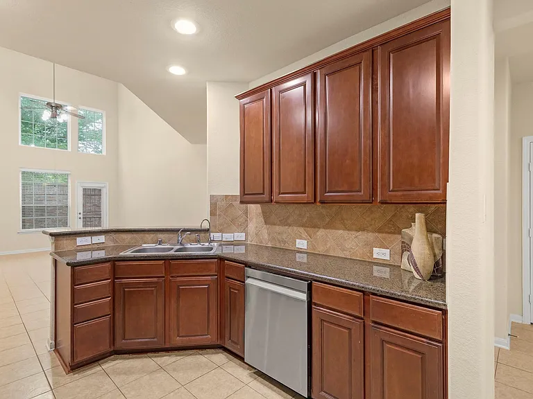 1146 Glenwood Canyon Ln — Photo 9