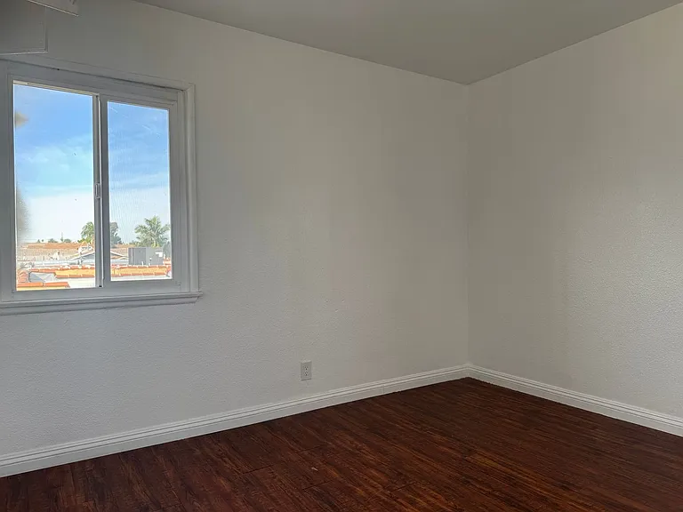 10705 S Figueroa St #10 — Photo 11