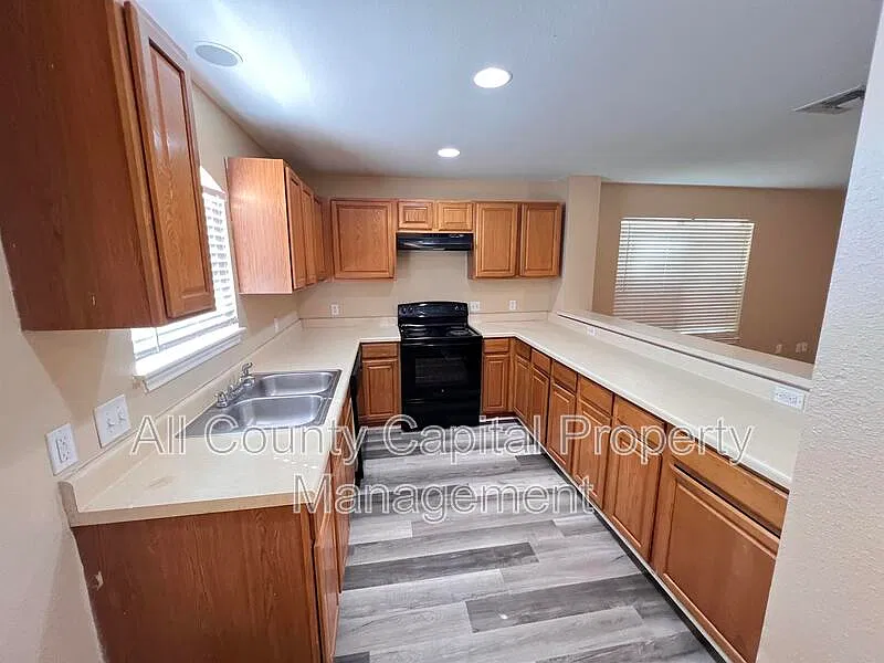 4 bed, 2.5 bath, 1616 sqft, $1,550 — Photo 4