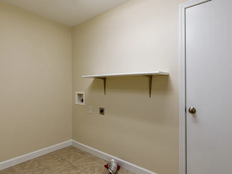 202 Clover Ct — Photo 13