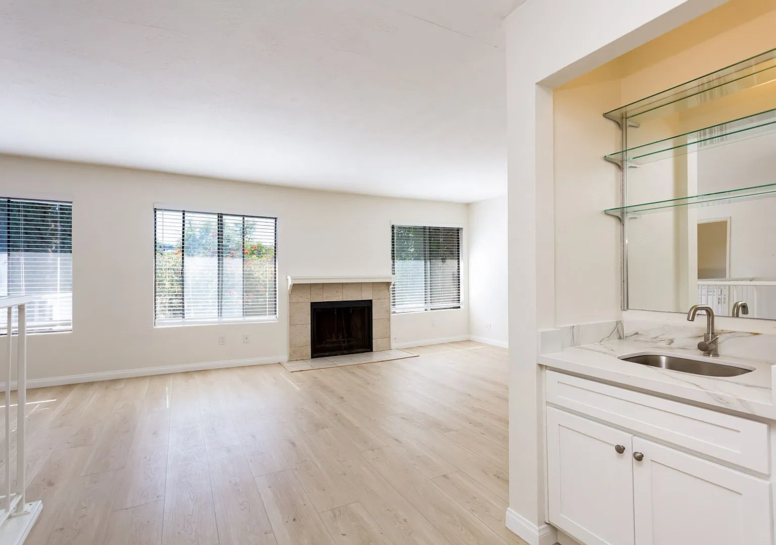Beautifully Remodeled Home in Bay Park/Bay Ho — Photo 3