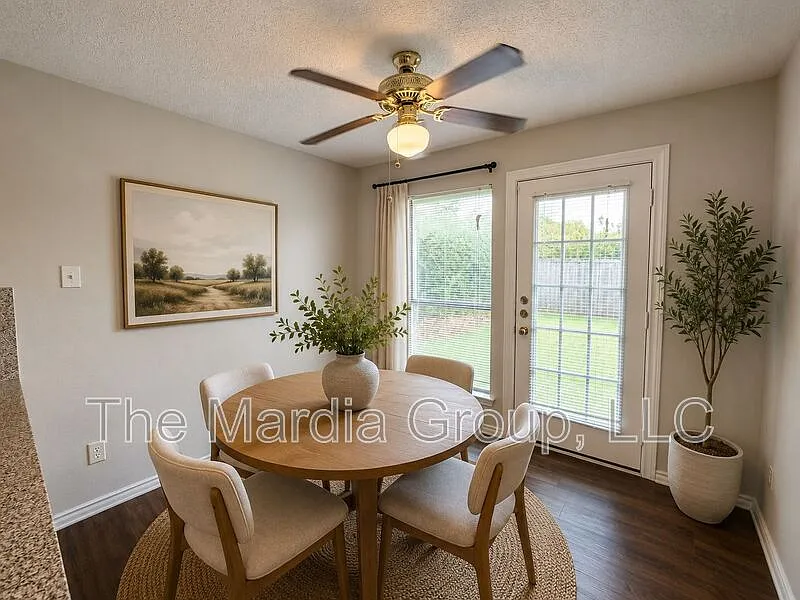 3 bed, 2.0 bath, 1737 sqft, $1,900 — Photo 3