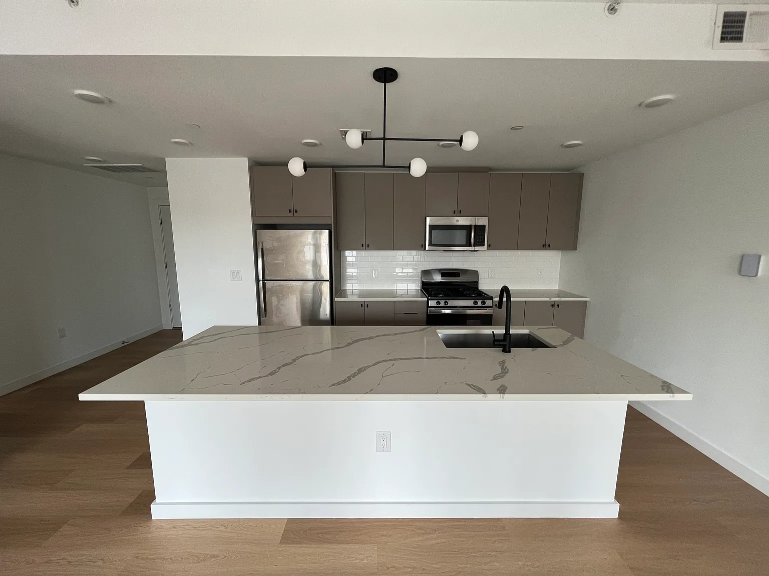 1 bed, 880 sqft, $3,950 — Photo 1