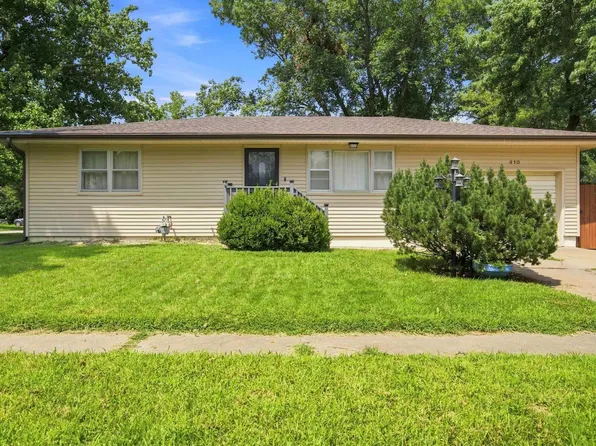 410 8th St, Wamego, KS 66547