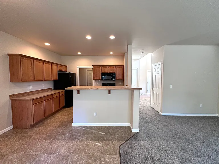 Beautiful 3 Bedroom And 2.5 Bathroom Townhouse In Southwest Redmond! — Photo 4