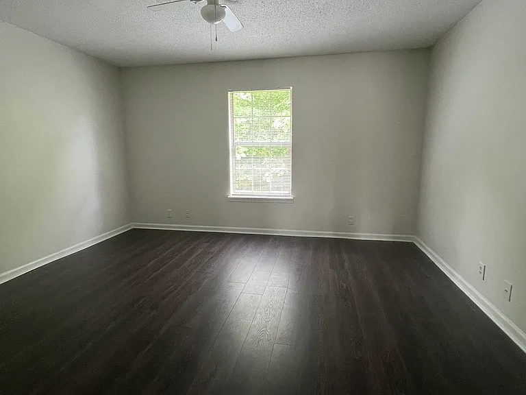105 Hickory Trce #3 — Photo 6