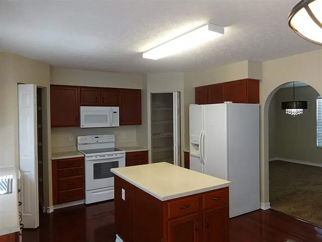 838 Avalon Dr — Photo 3