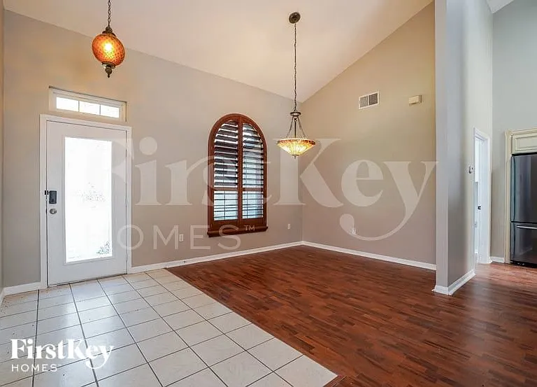 2258 Jessica Ln — Photo 4