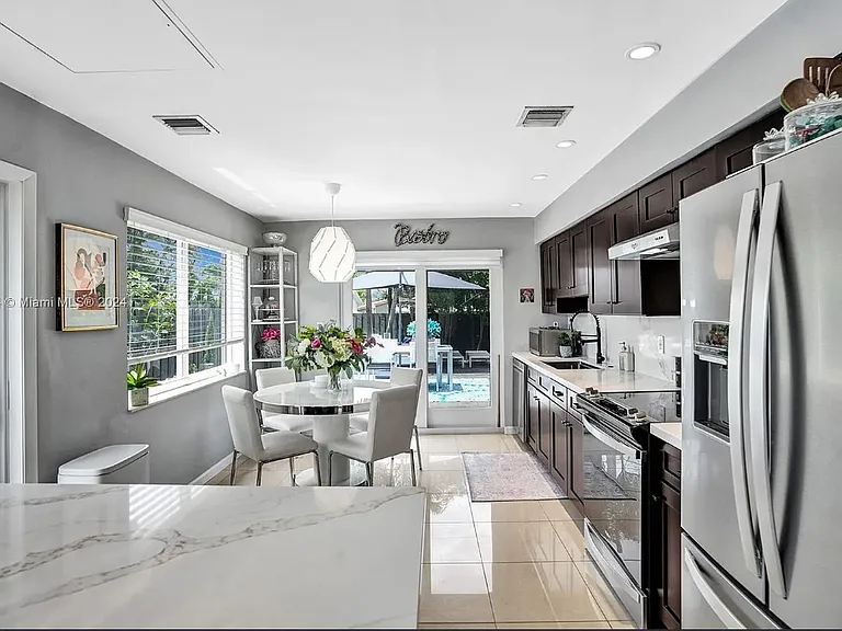 1001 NE 17th Ct — Photo 33