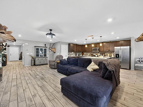 4th image of 403 Triple Falls St
