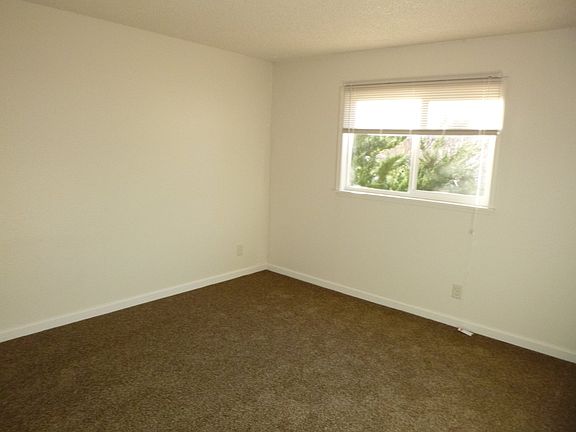 5th image of 251 Julie Dr #1-8