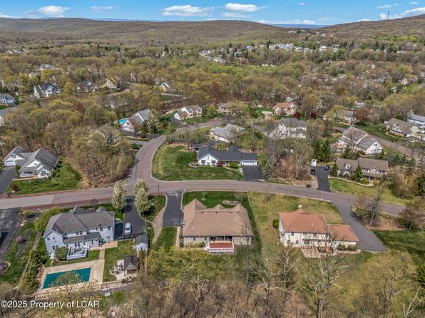 85 Greystone Dr, Mountain Top, PA 18707