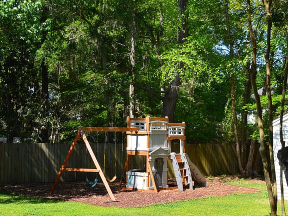 4th image of 308 King Charles Cir