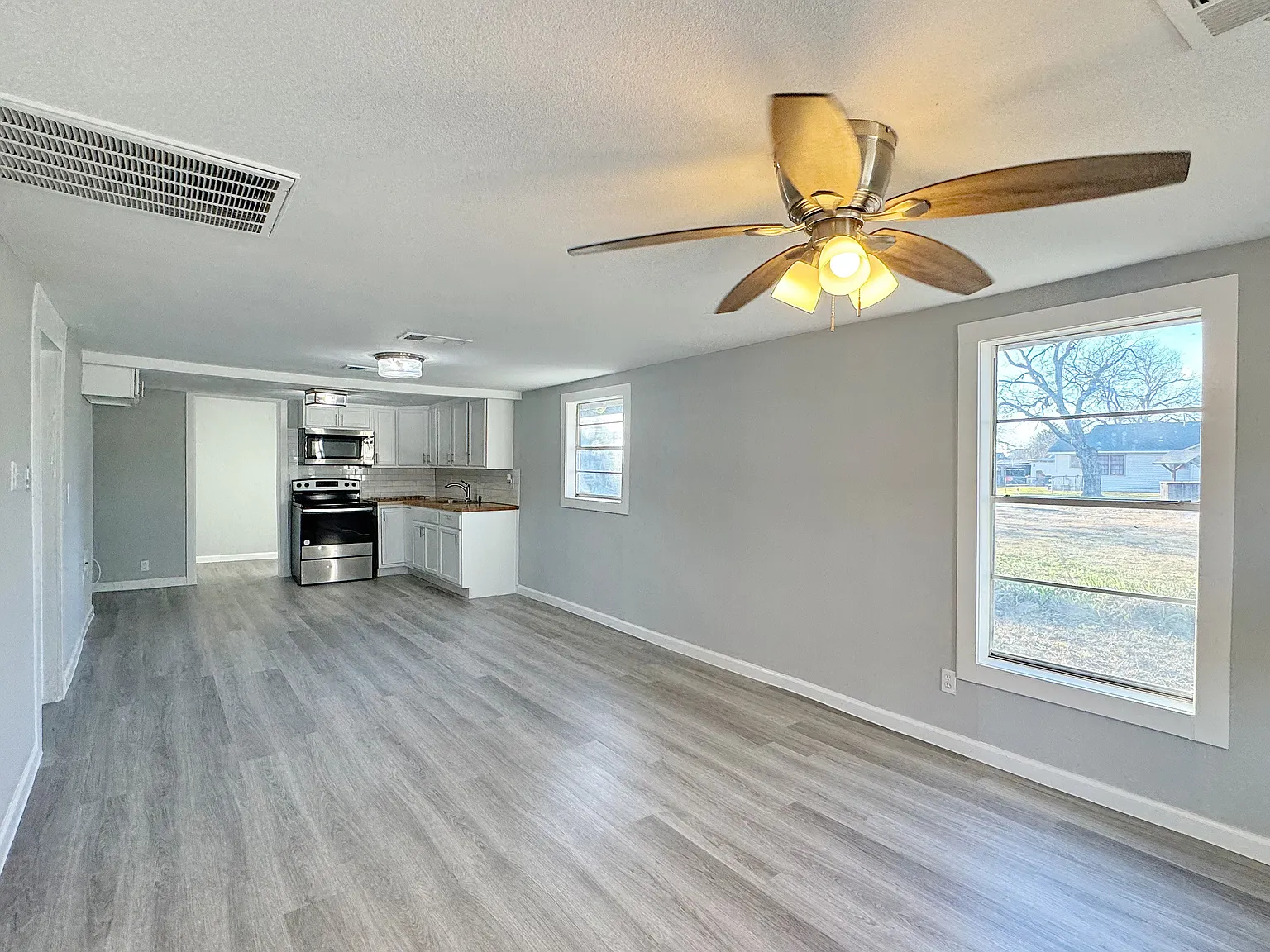 655 E Live Oak St — Photo 3