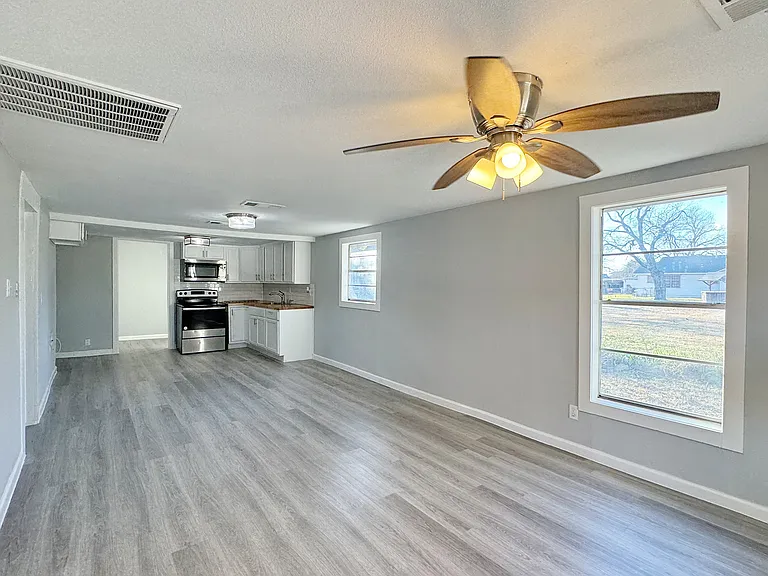 655 E Live Oak St — Photo 3
