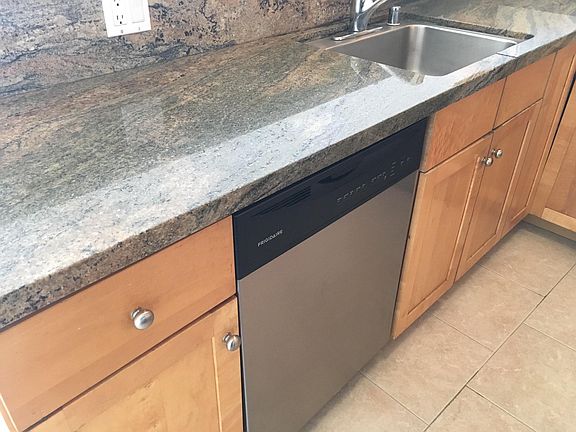 5th image of 2031 26th St Unit 202