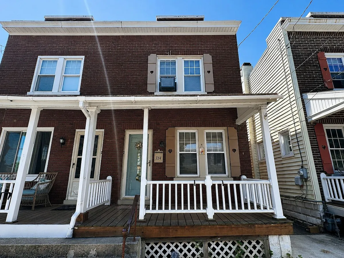 Building Photo - 714 6th St