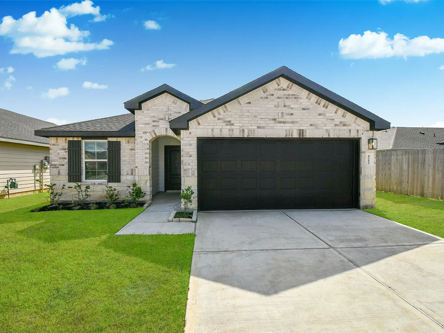 4 bed, 2.0 bath, 1580 sqft, $2,300 — Photo 2